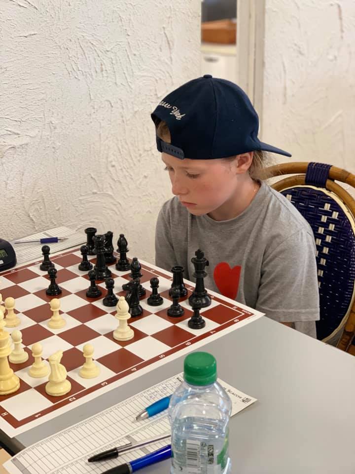 孩子在下棋