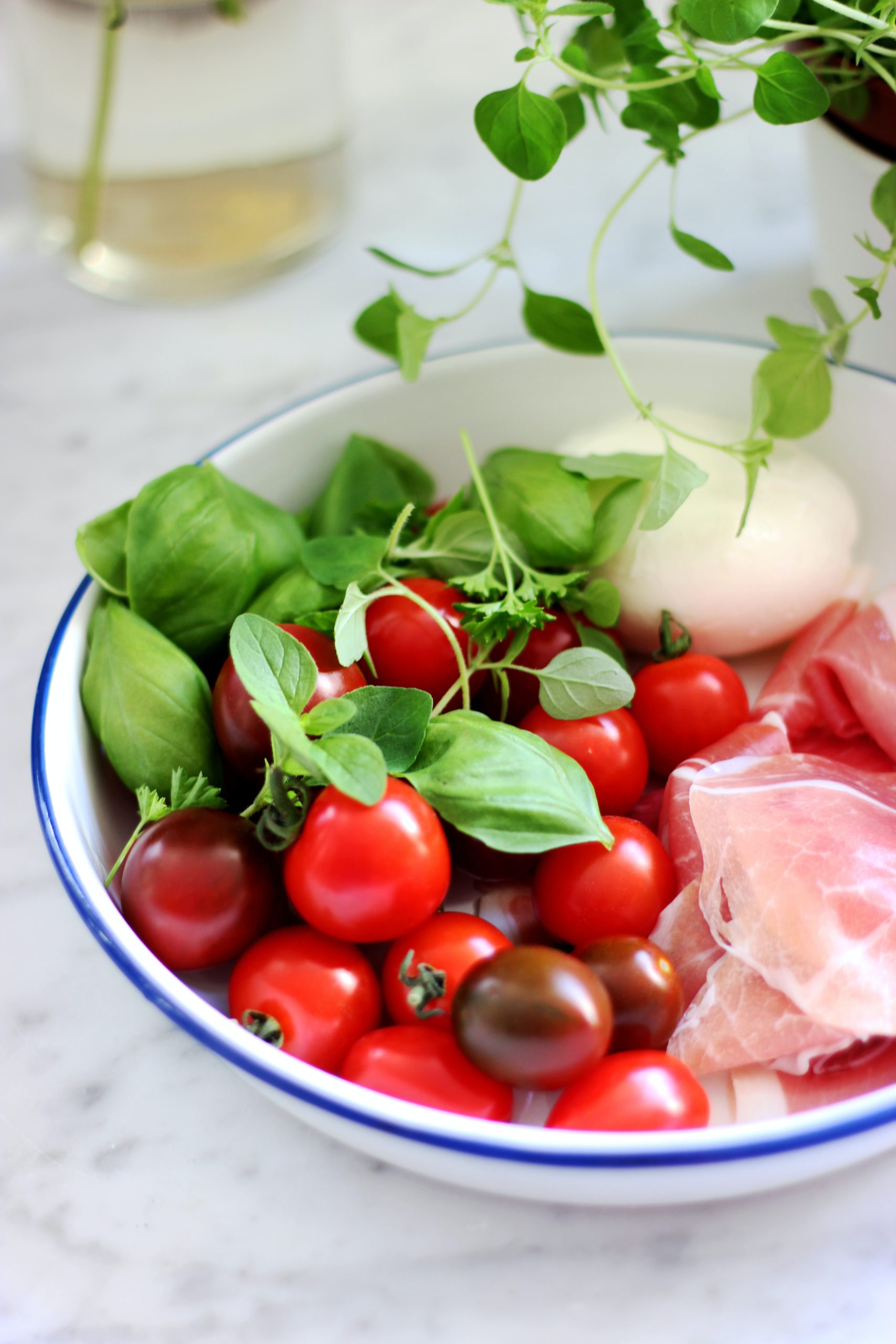 碗与意大利熏火腿，西红柿，罗勒和布拉塔