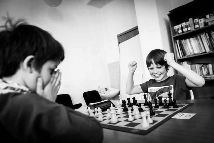 孩子在国际象棋中获胜