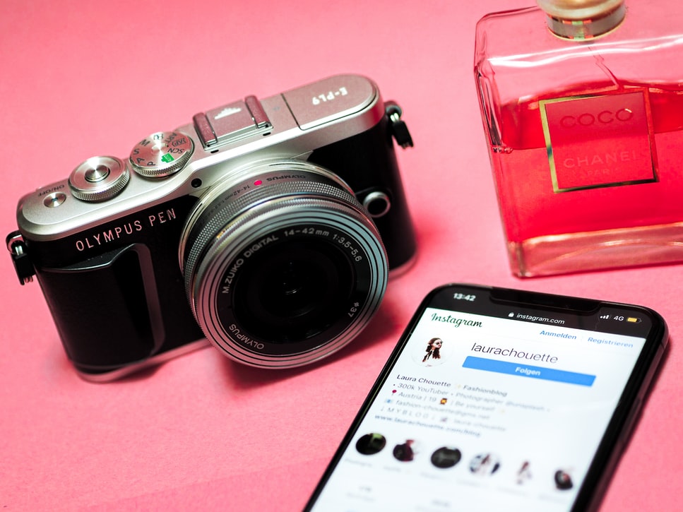 手机、香水和相机上的Instagram