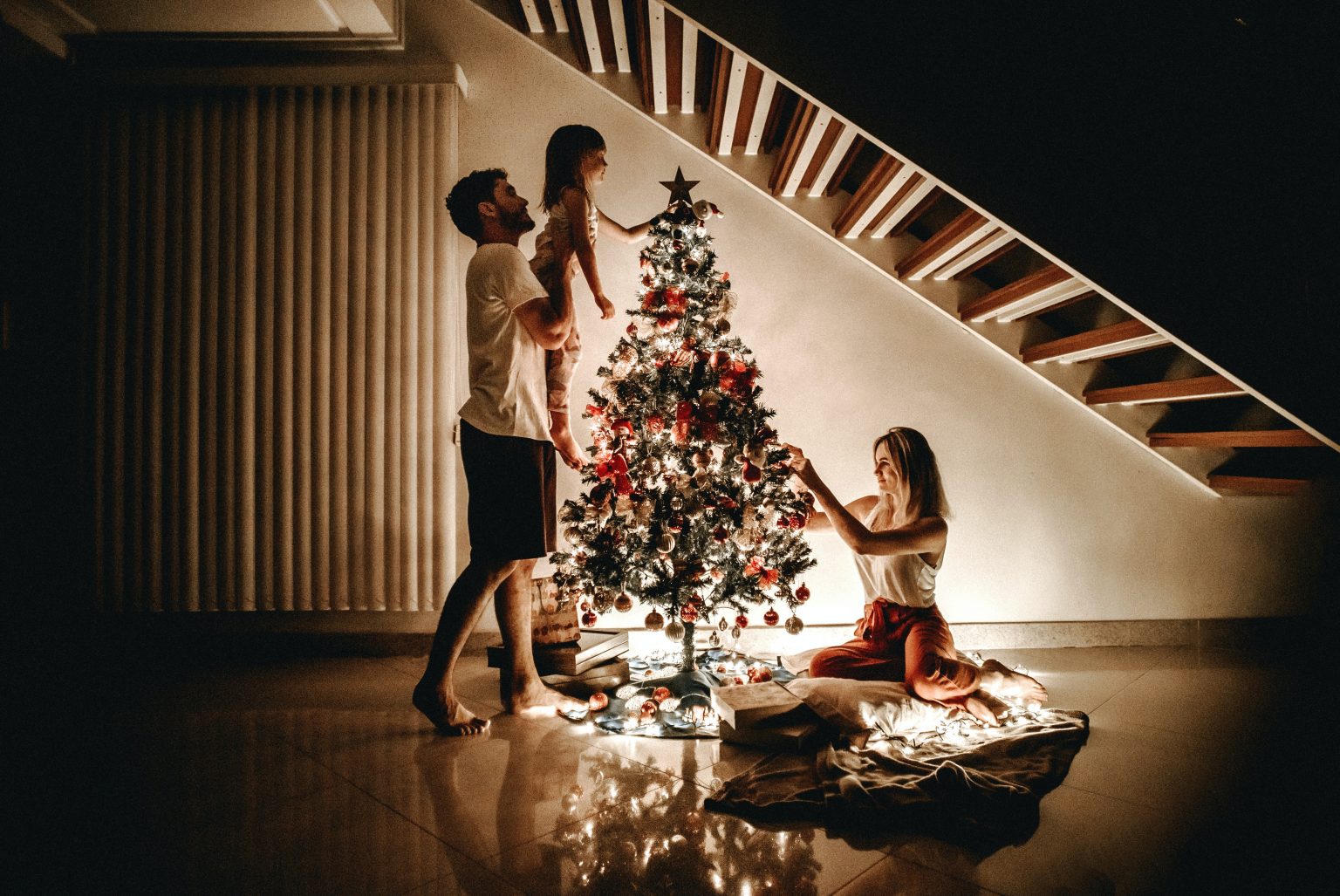 一家人搭起了圣诞树
