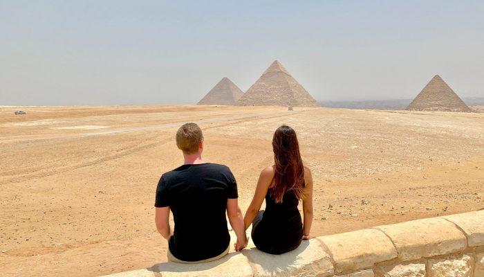 两个人看着吉萨的金字塔
