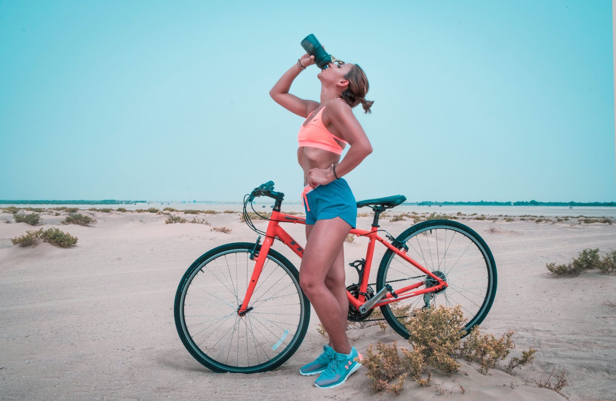 女子骑自行车喝水