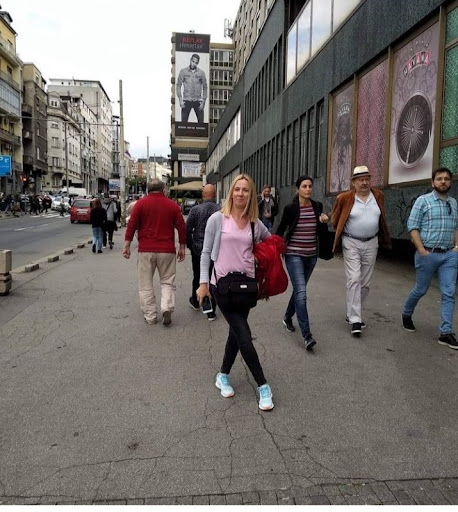 一个女人走在街上