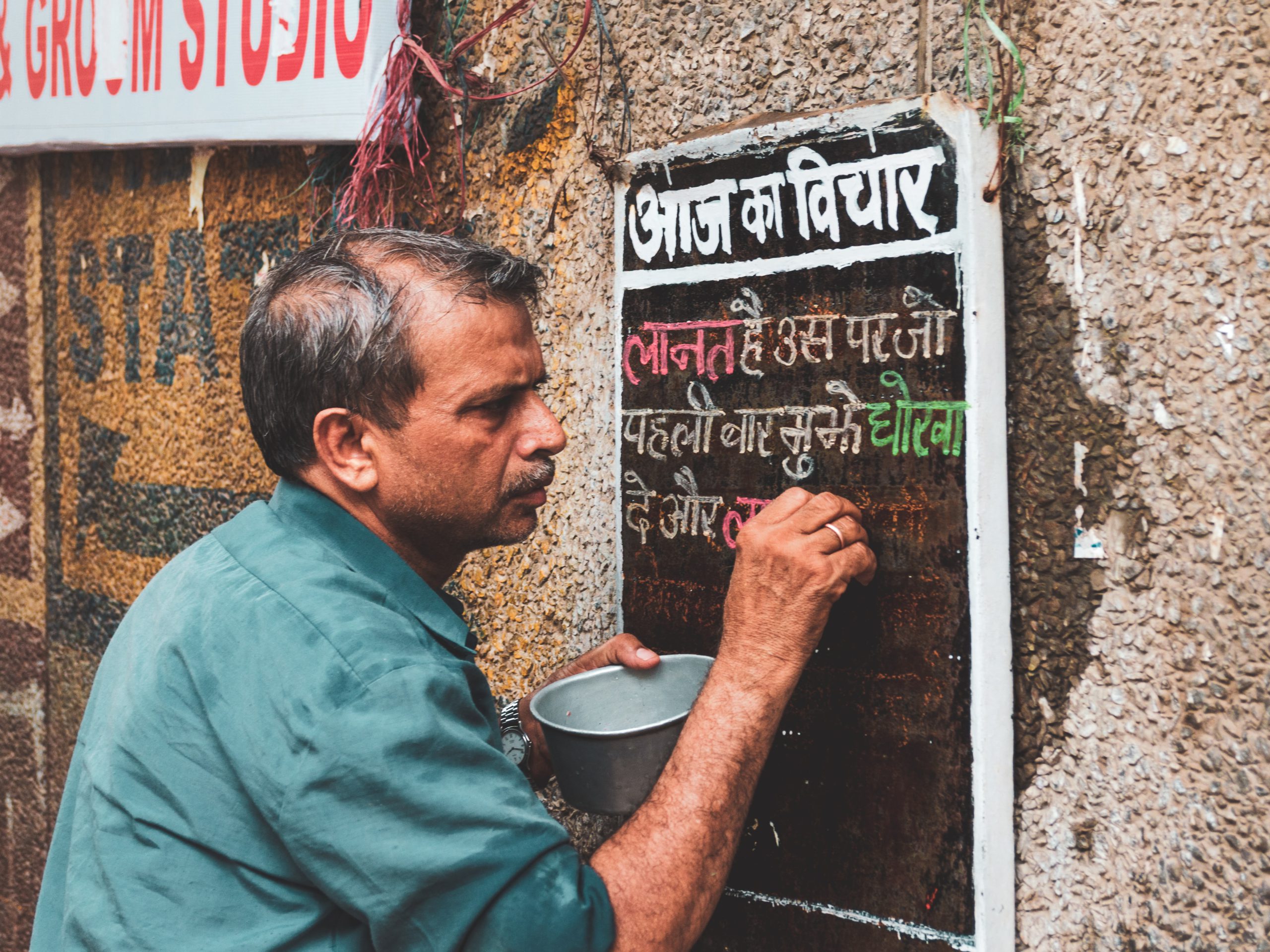 男人用印地语写手语