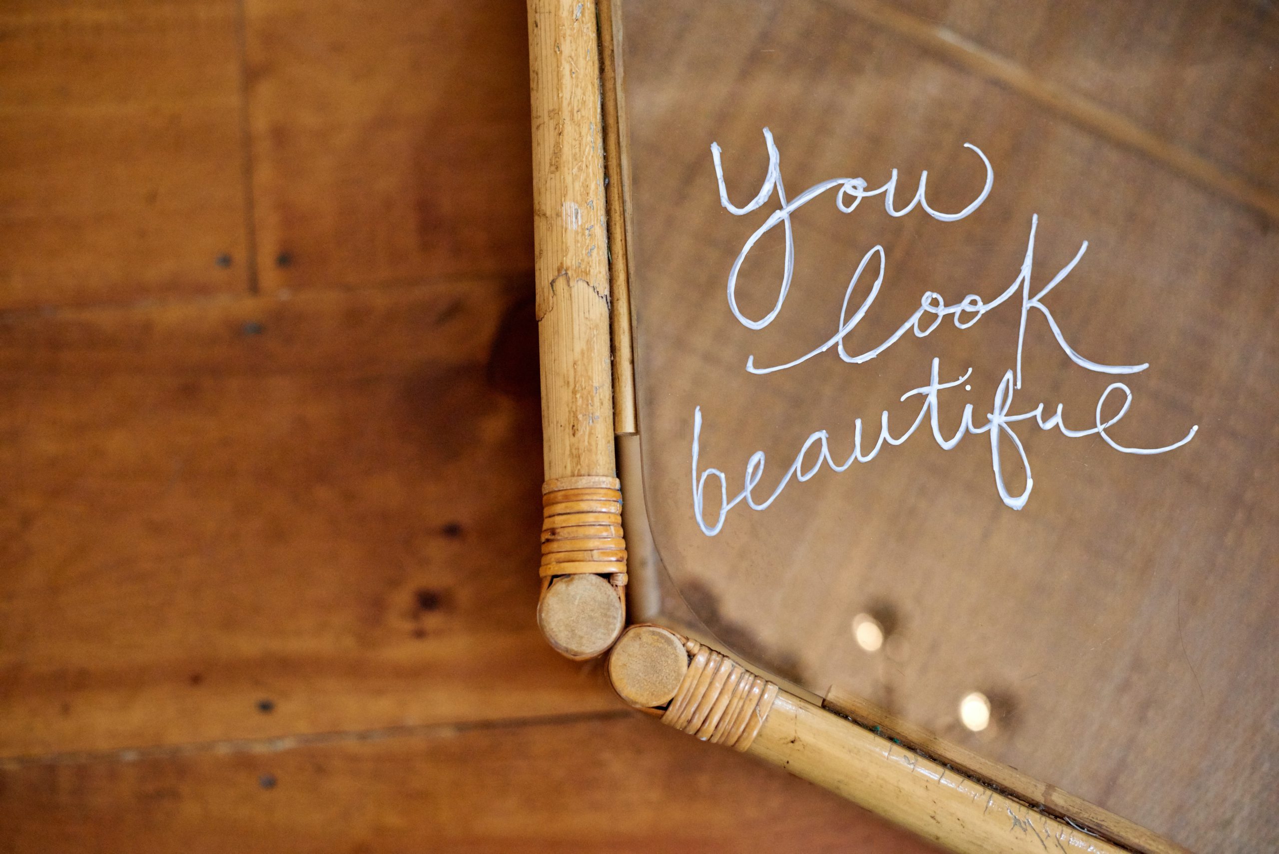 写着“你看起来很美”的牌子