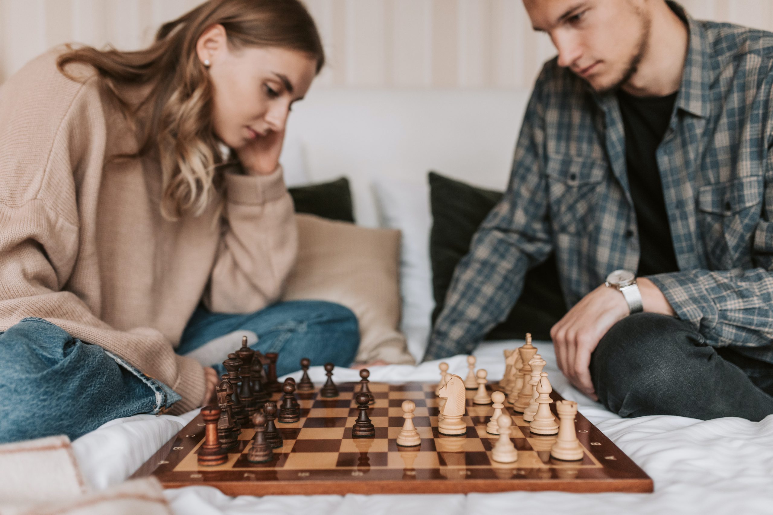 一个男人和一个女人在下棋