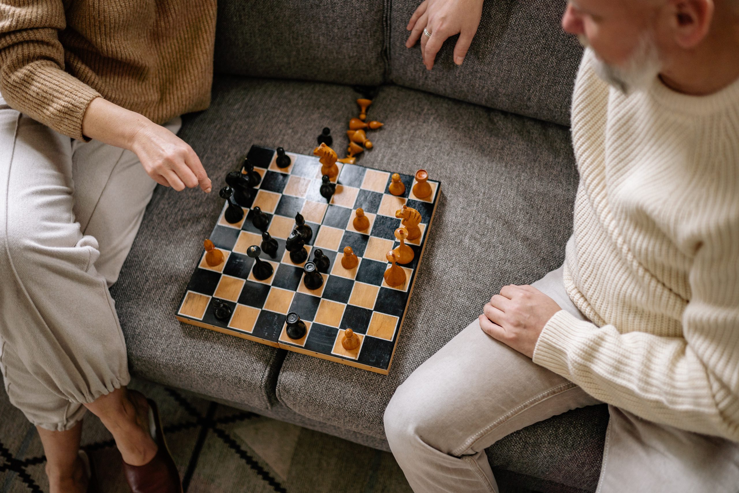 两个人在沙发上下棋
