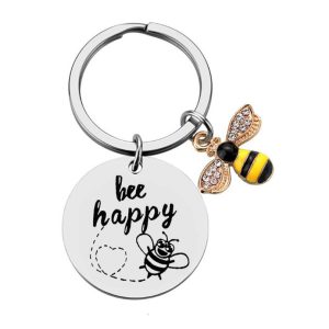 银色钥匙链上有一只黄色大黄蜂，上面写着“蜜蜂快乐”