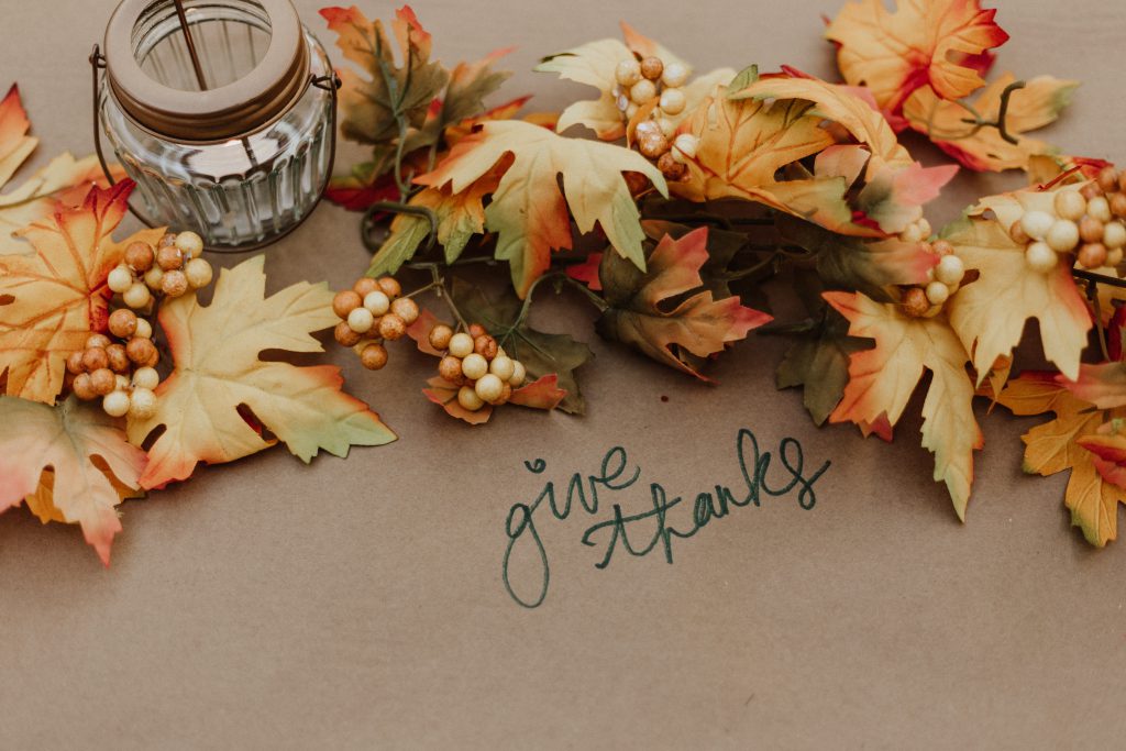 把感恩写在落叶环绕的棕色纸上