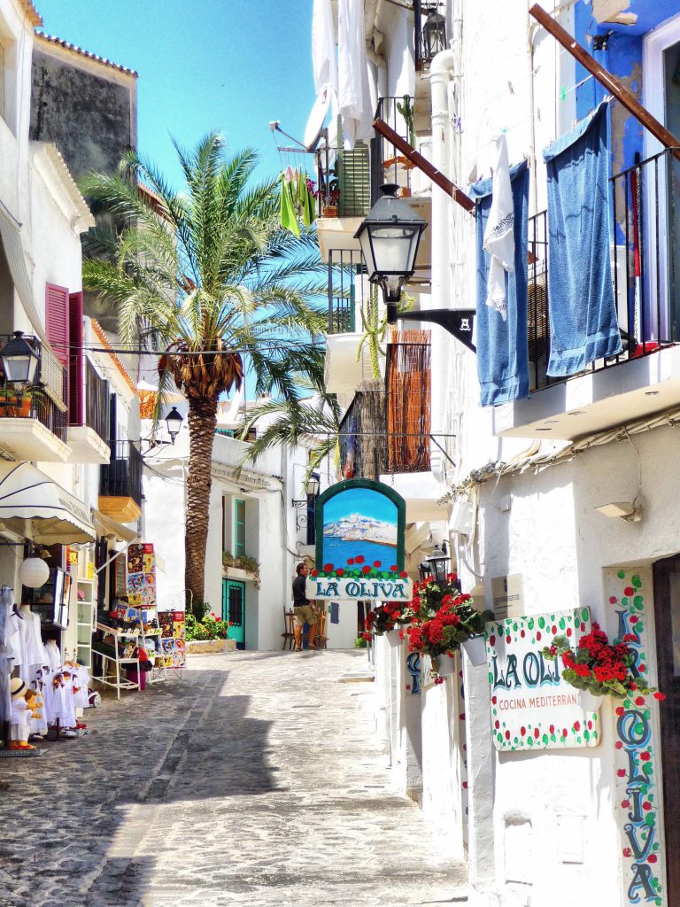 西班牙伊比沙岛的一条蓝白相间的街道