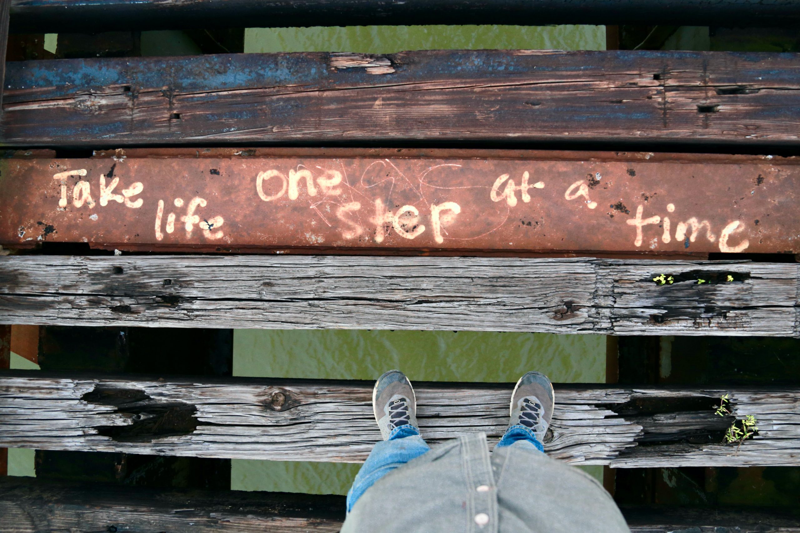 木板上写着“一步一个脚印”