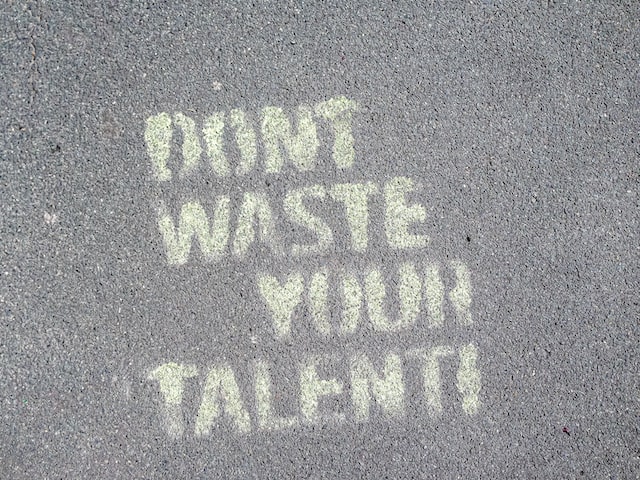 人行道上的粉笔写着“不要浪费你的才华”