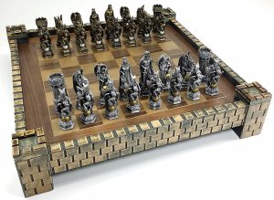 塔形的棋盘，上面有亚瑟王宫廷的棋子