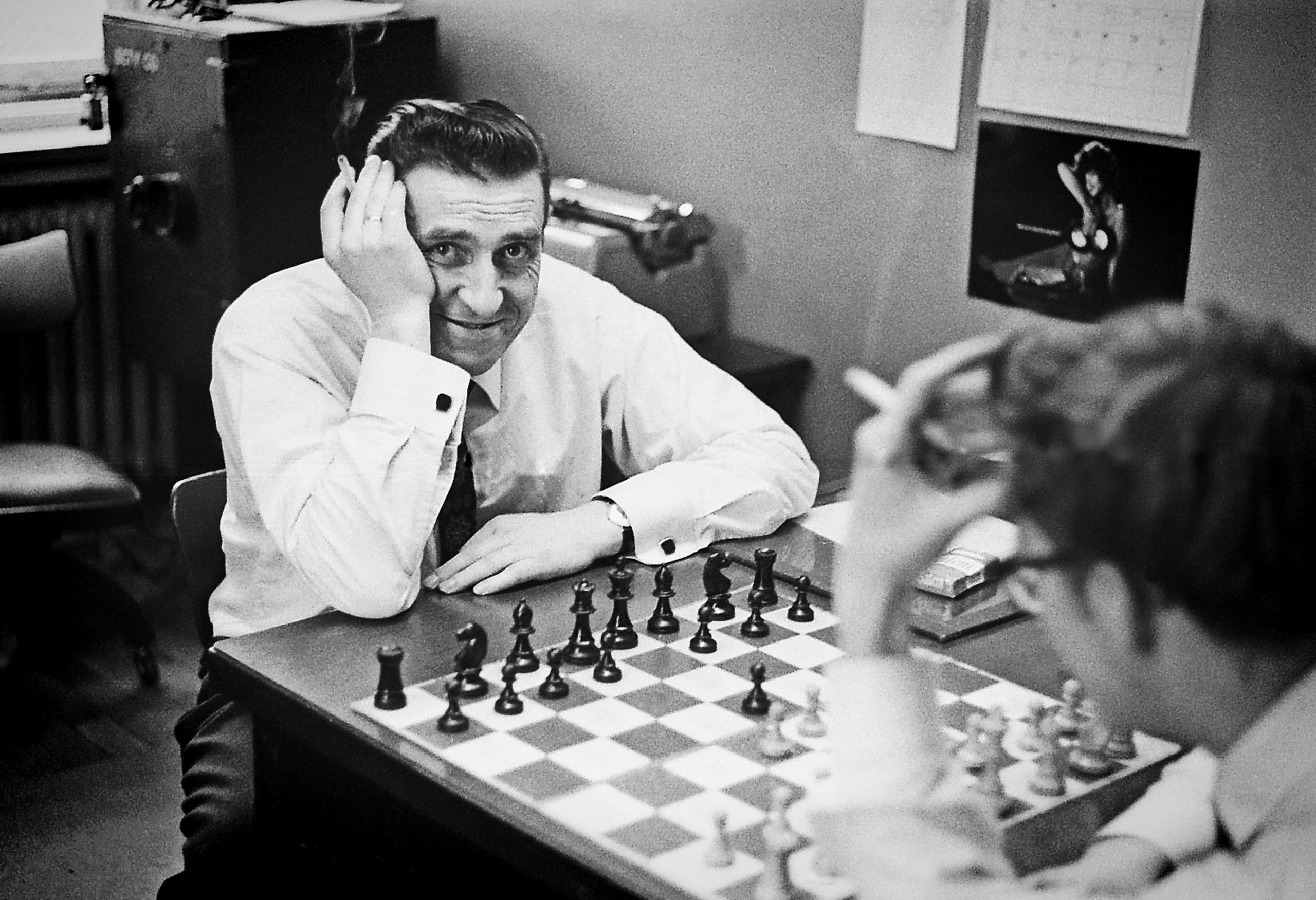 一个男人下棋的黑白照片